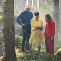 Tre personer i färggranna kläder i en skog - bild från Prehabguiden.