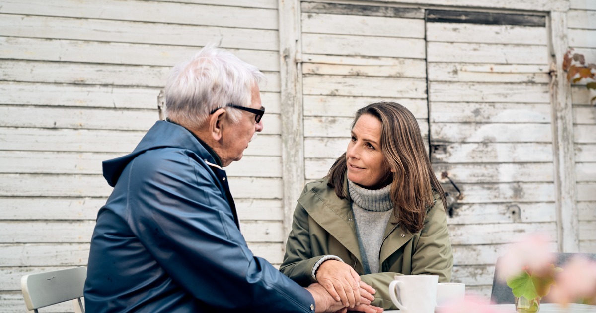 Yngre kvinna talar med äldre man