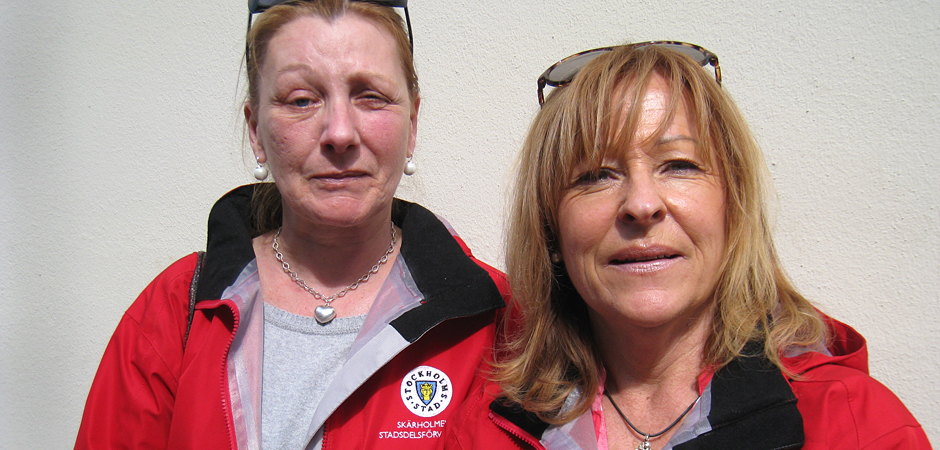 Anne Henriksen och Susanne Enochson jobbar i hemtjänsten i Skärholmen, söder om Stockholm. De har båda varit med om att kundens kompisar sitter och "festar" i bostaden när de kommer. Då gäller det att vara tydlig och bestämd för att inte få problem.