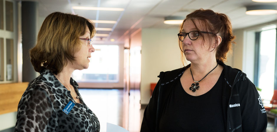 Porträtt av Anna-Karin Törnqvist, chef för slutenpsykiatrin i Värmland och Monica Hedman, mentalskötare som tittar på varandra