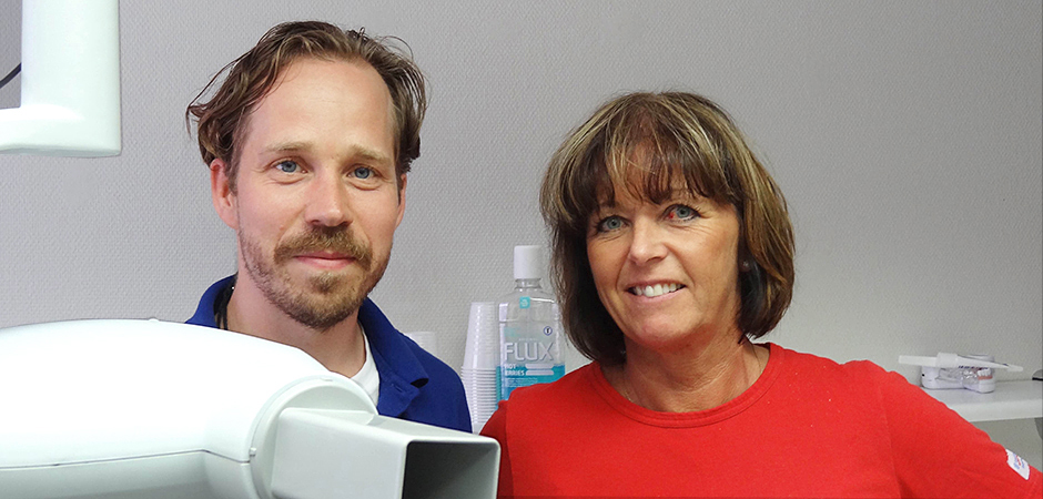 Kliniksamordnaren Lena Kempe införde ett nytt schema när två kliniker slogs ihop till en. Tandläkare Carl Holmberg känner sig piggare idag, när han kan styra mer över sin egen arbetstid.