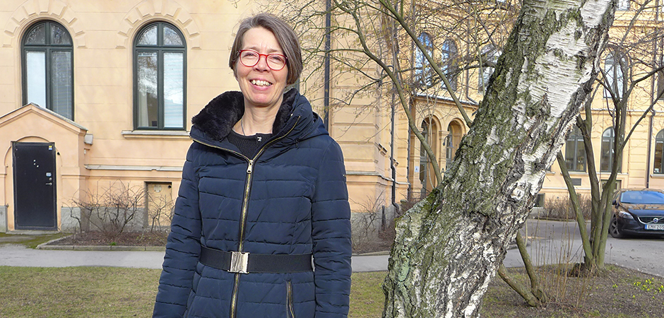 Porträtt av Eva Palmheden Kalms i utomhusmiljö.