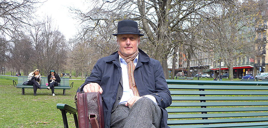 Bo Hejlskov sitter på en parkbänk.