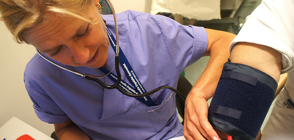 En sjuksköterka tar blodtryck på en patient.
