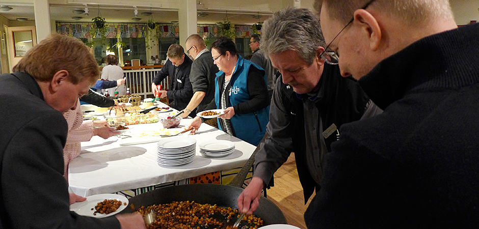Politiker, tjänstemän och chefer för vården i Värmland äter pyttipanna tillsammans