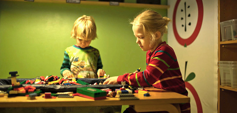 Två barn leker på förskolan Nyarp i Bankeryd i Jönköping.