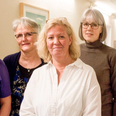 Jennie Norlander, Carin Carlehed, Carina Waller och Ewa Book står tillsammans i sjukhuskorridor.