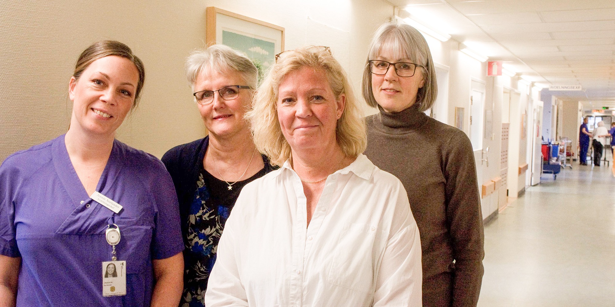 Jennie Norlander, Carin Carlehed, Carina Waller och Ewa Book står tillsammans i sjukhuskorridor.