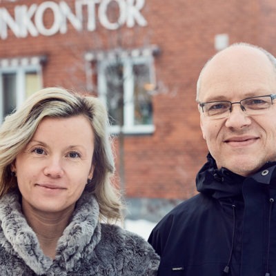 Liza Wikström och Tom Norrgård, Vindelns kommun, står utomhus framför kommunhuset.