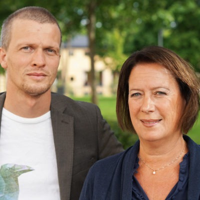 richard mårtensson och susanne norberg sedda framifrån imed en grön park i bakgrunden