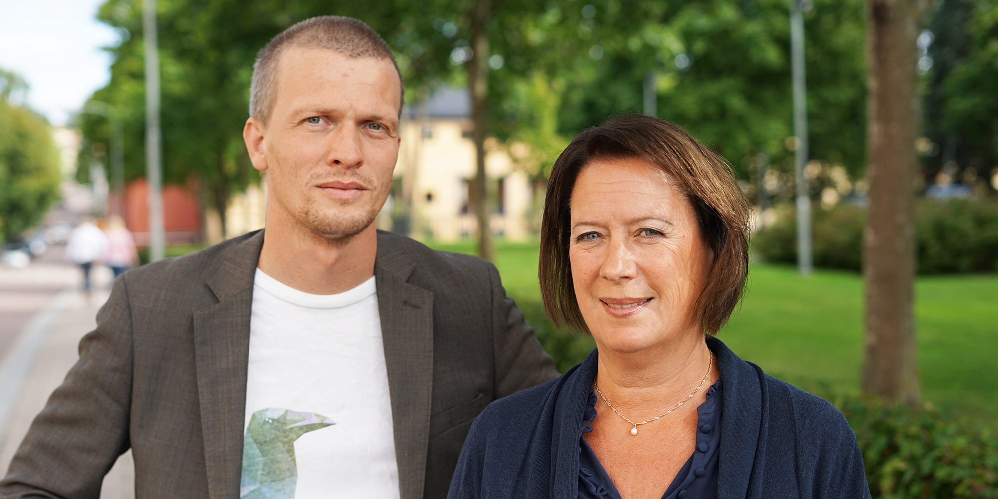 richard mårtensson och susanne norberg sedda framifrån imed en grön park i bakgrunden