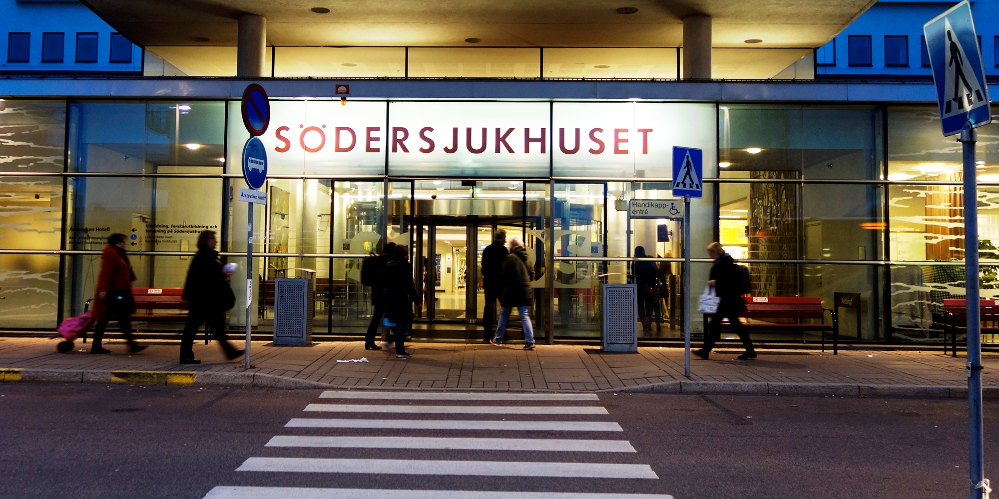Stora entrén till Södersjukhuset i Stockholm i halvmörker.