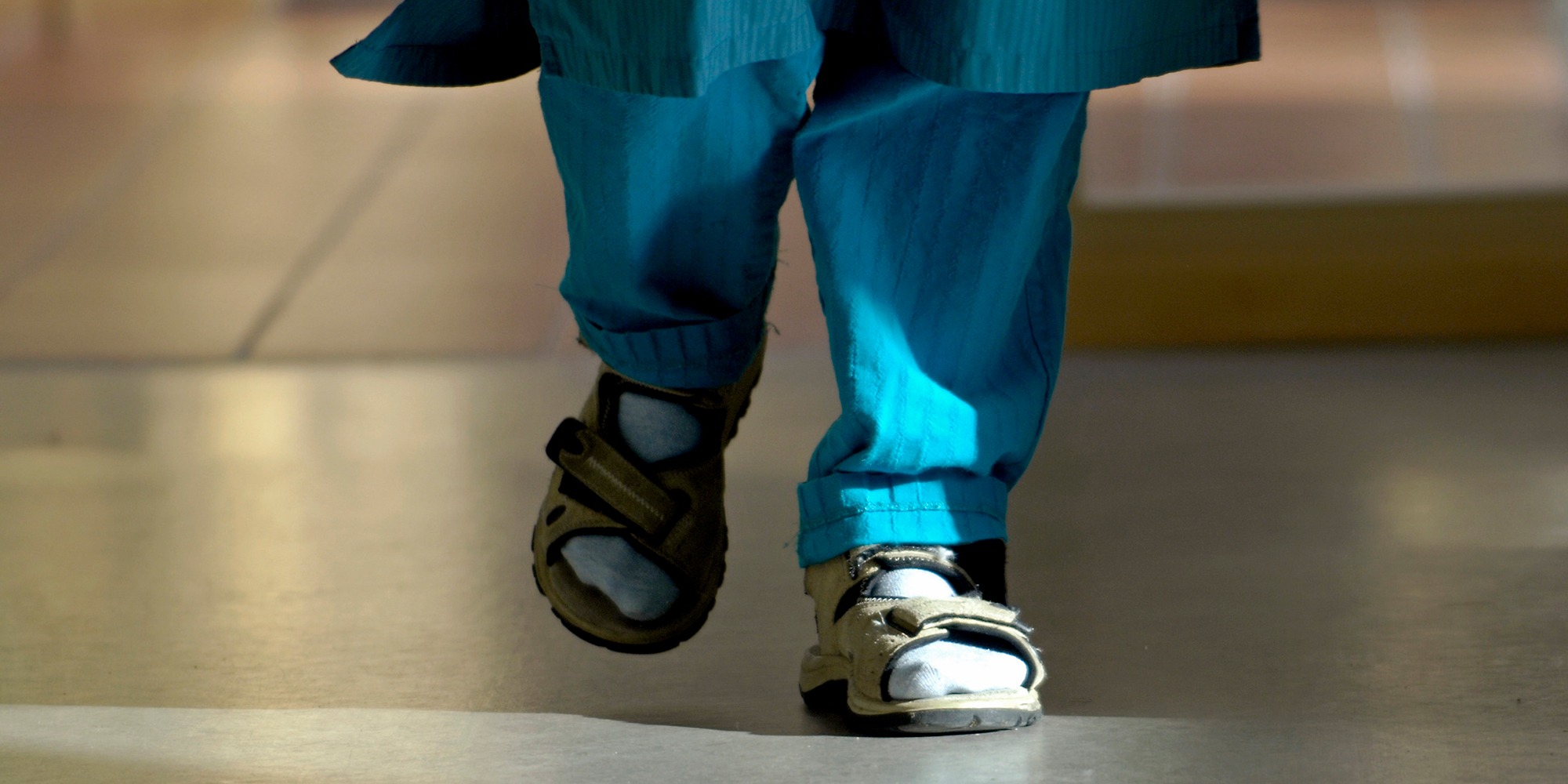 Fötter och ben på medarbetare i vården, i korridor