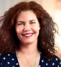 Porträtt leende långhårig Cecilia Elander, verktyget Stress och balans