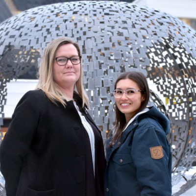 Susanne Hedlöf och Yvonne Åkerlind utomhus framför rund staty, organisatorisk och social arbetsmiljö