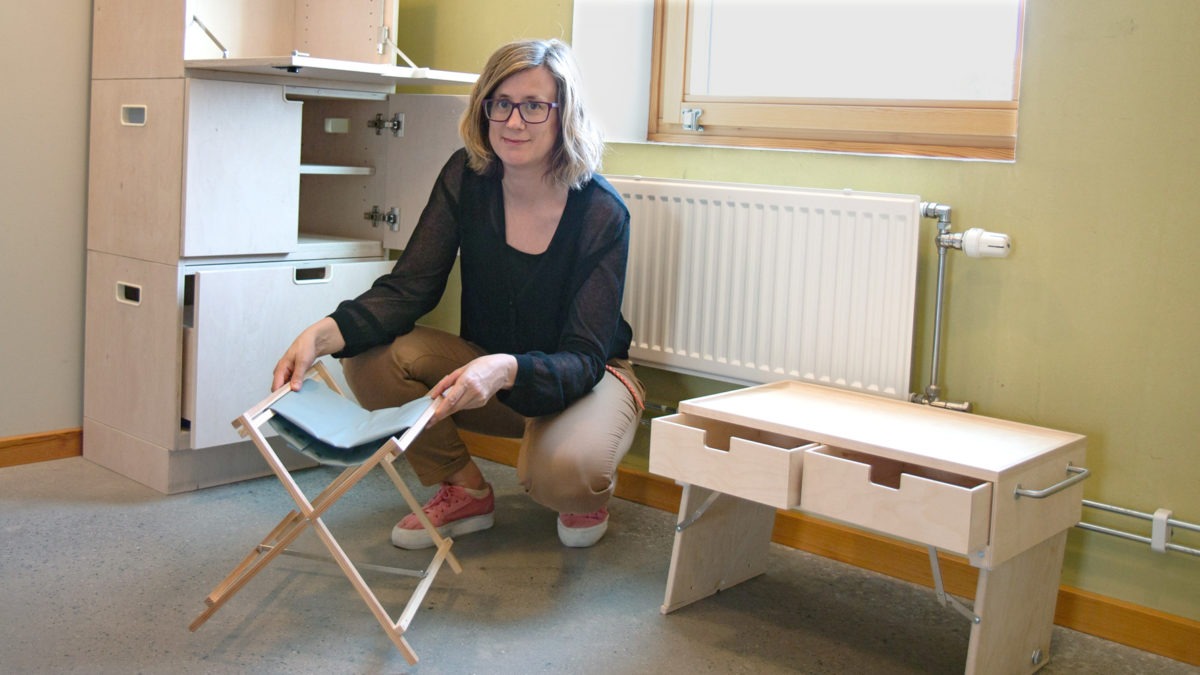 Forskare Johanna Persson visar designförslag för bättre hemsjukvård.