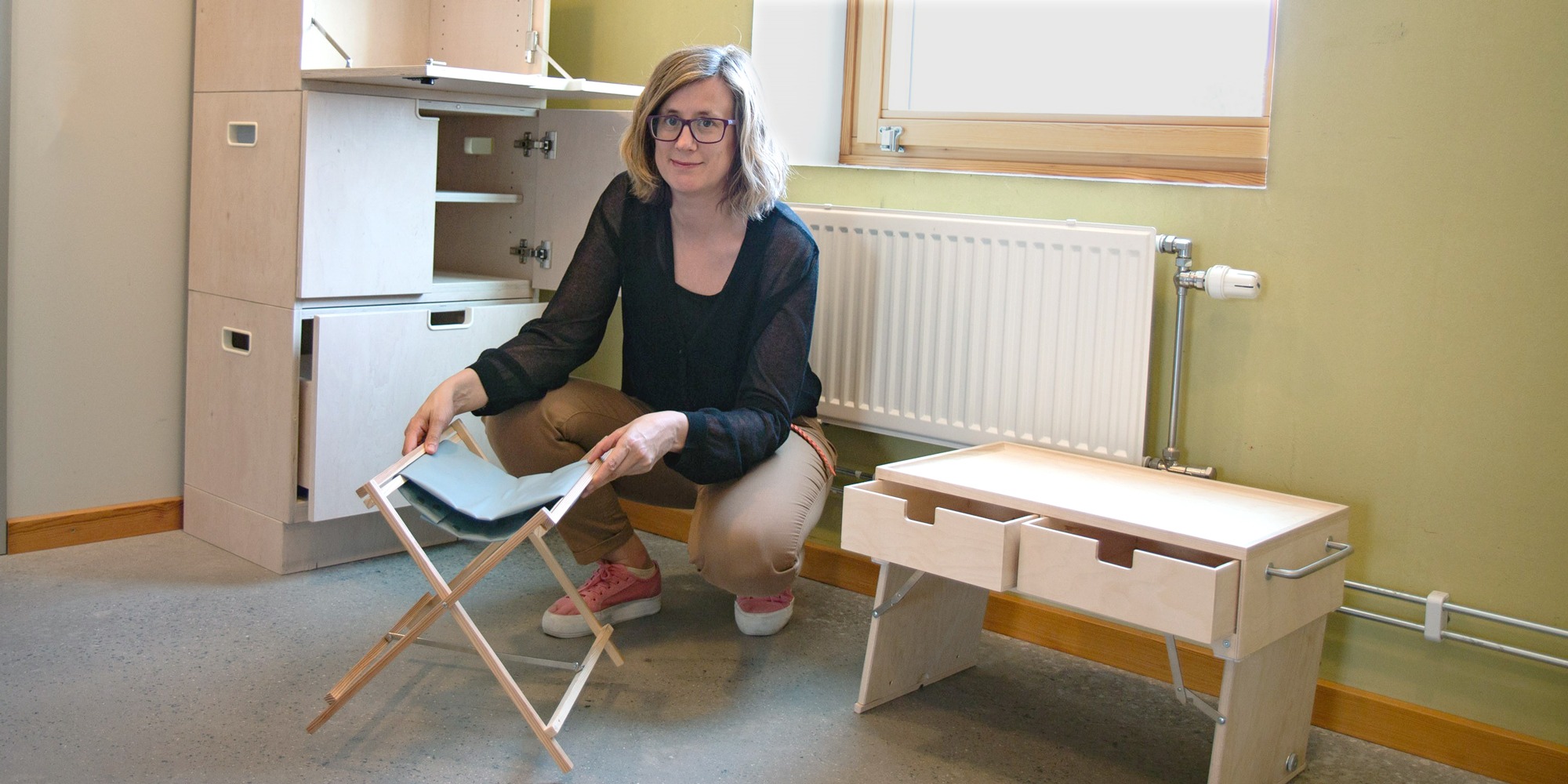 Forskare Johanna Persson visar designförslag för bättre hemsjukvård.