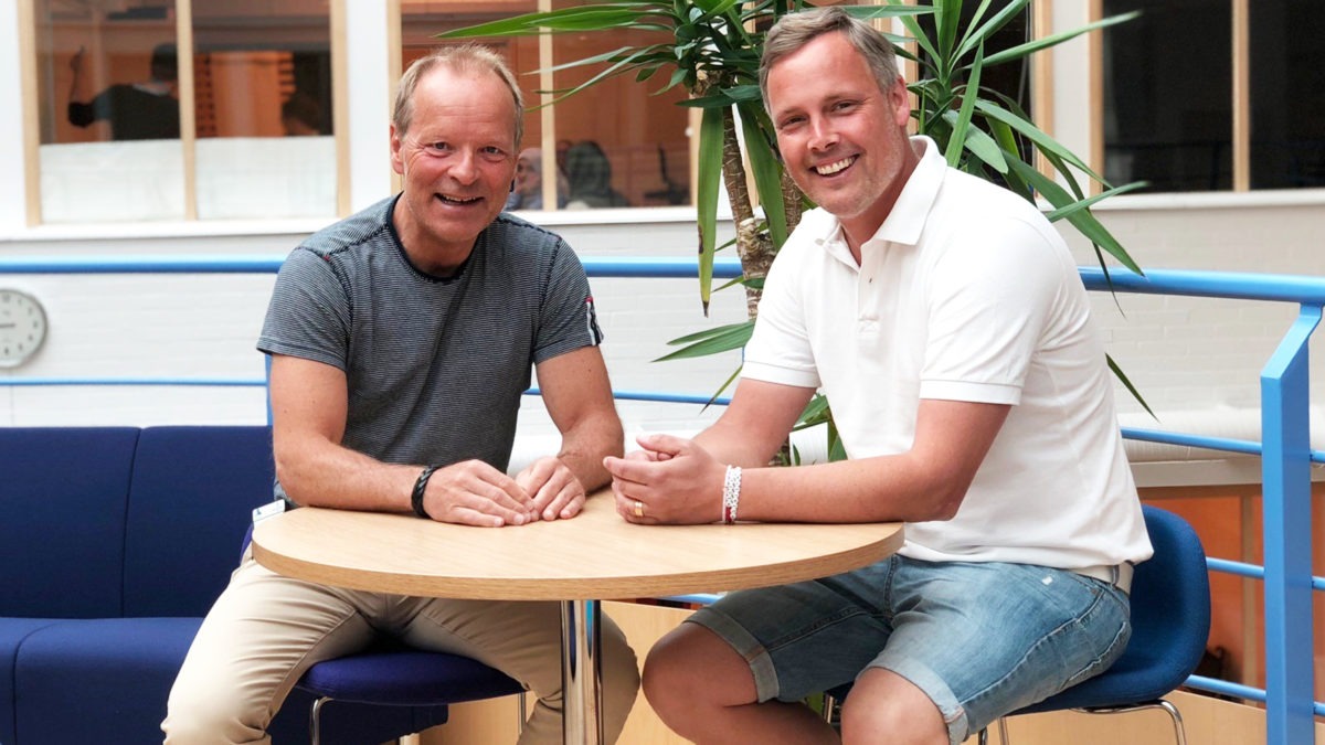 Ronny Mattson och Jesper Rehn, skolledare respektive facklig företrädare Lärarförbundet. Sitter vid ett bord i skolmiljö i Knut Hahn-skolan.