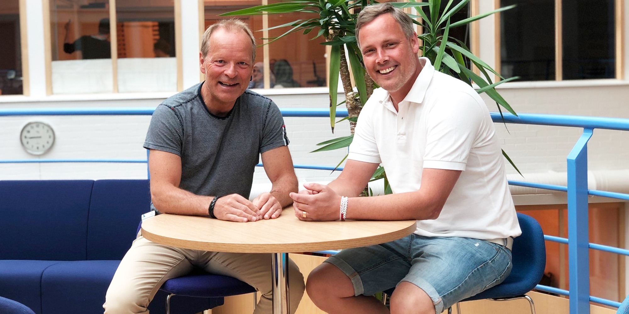 Ronny Mattson och Jesper Rehn, skolledare respektive facklig företrädare Lärarförbundet. Sitter vid ett bord i skolmiljö i Knut Hahn-skolan.