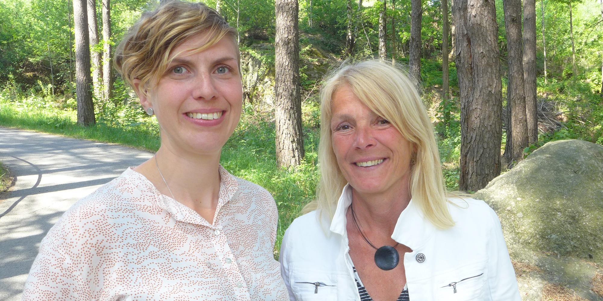 Porträtt ute i en sommarskog av Caroline Forssbaeck och Elisabet Palmér, skapare av Göteborgs stads fördjupande arbetsmiljöutbildning.