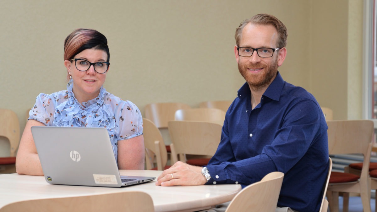 angelica florin, enhetschef, och Jon Rydholm, avdelningschef på socialtjänsten i Nässjö. Sitter vid ett bord i ett sammanträdesrum.