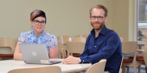 angelica florin, enhetschef, och Jon Rydholm, avdelningschef på socialtjänsten i Nässjö. Sitter vid ett bord i ett sammanträdesrum.
