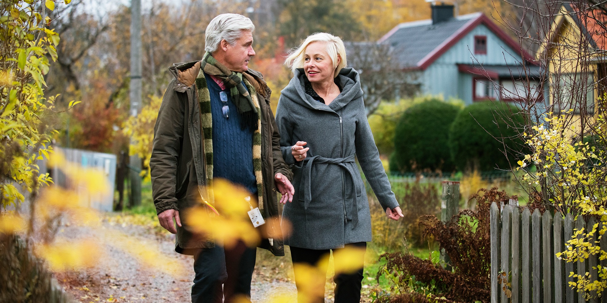 Ingemar Blomqvist och Britt-Marie Zaman, på promenad utomhus i vacker höstnatur. Walk and Talk-slinga.