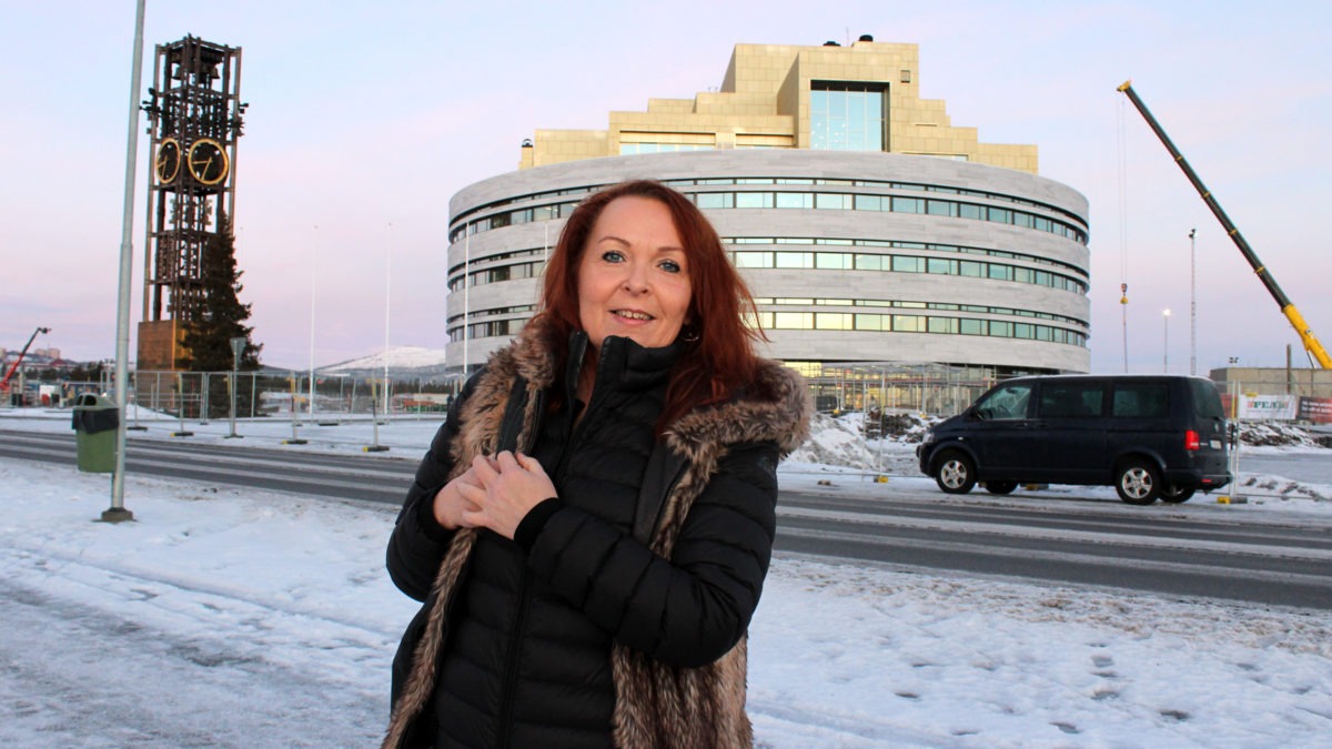 Catrin Kuoppa framför nya stadshuset i Kiruna, som ligger i topp för heltid.