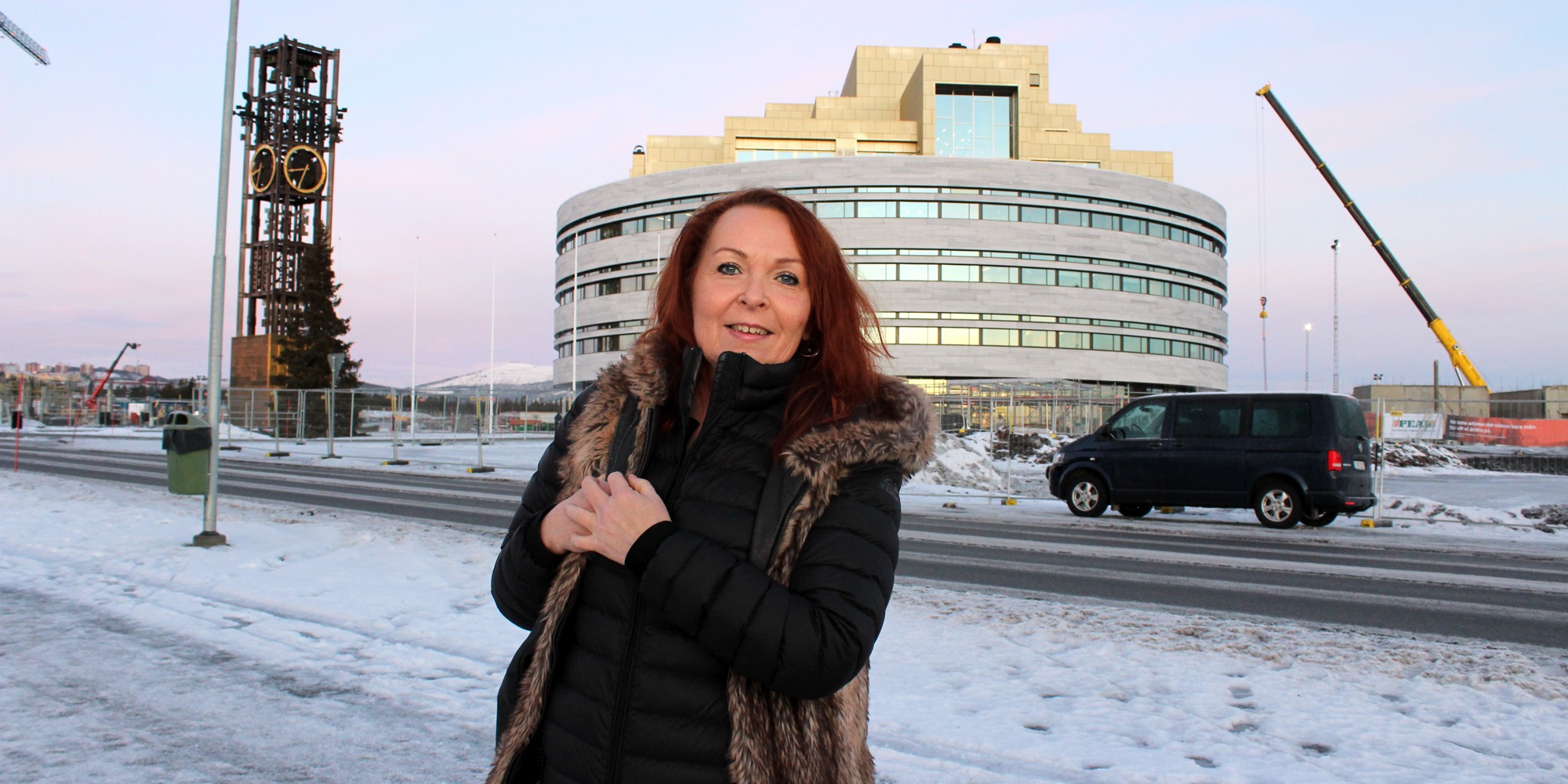Catrin Kuoppa framför nya stadshuset i Kiruna, som ligger i topp för heltid.