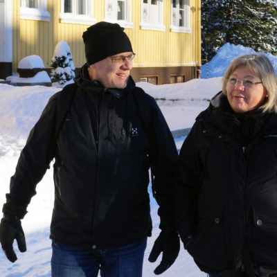 Man och kvinna promenerar på gata vintertid, tema stress och balans.