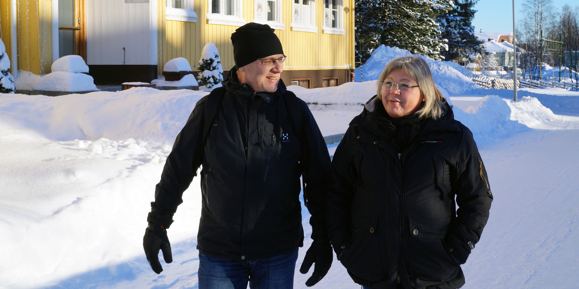 Man och kvinna promenerar på gata vintertid, tema stress och balans.