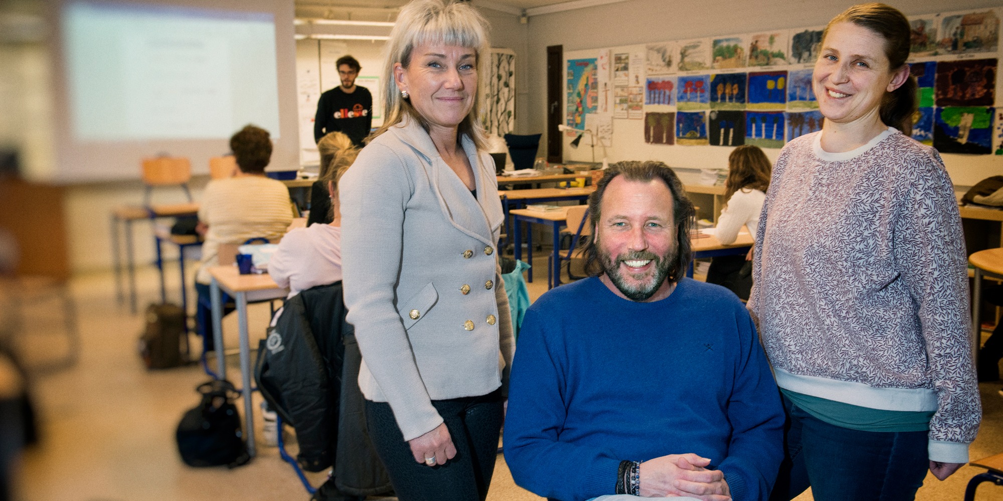 Rektor och två lärare i ett klassrum.