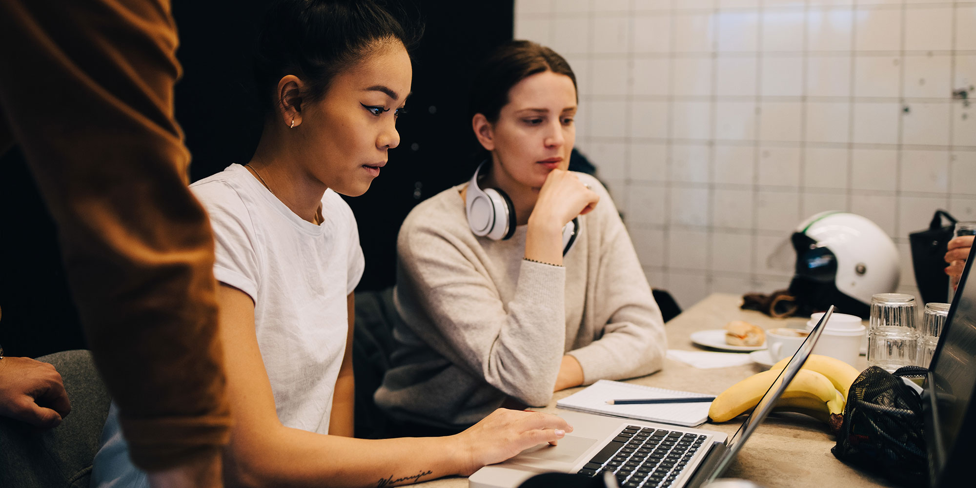 Två programmerare tittar på en datorskärm och tänker till.