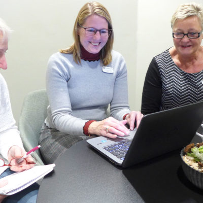 Tre rektorer från Vårgårda kommun sitter och jobbar med en dator vid ett bord. De tre är Karin Andersson, Linda Davidsson, Ingamay Larsson.
