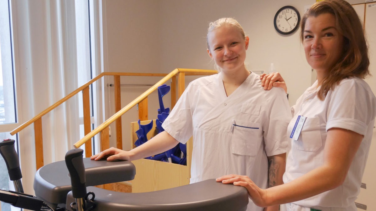 Utbildningen i fallteknik gjorde dem tryggare och skapade bättre sammanhållning. Det berättar sjuksköterskorna Jennifer Sörensen och Jessica Bark Alm på ortopeden, Nyköpings lasarett.