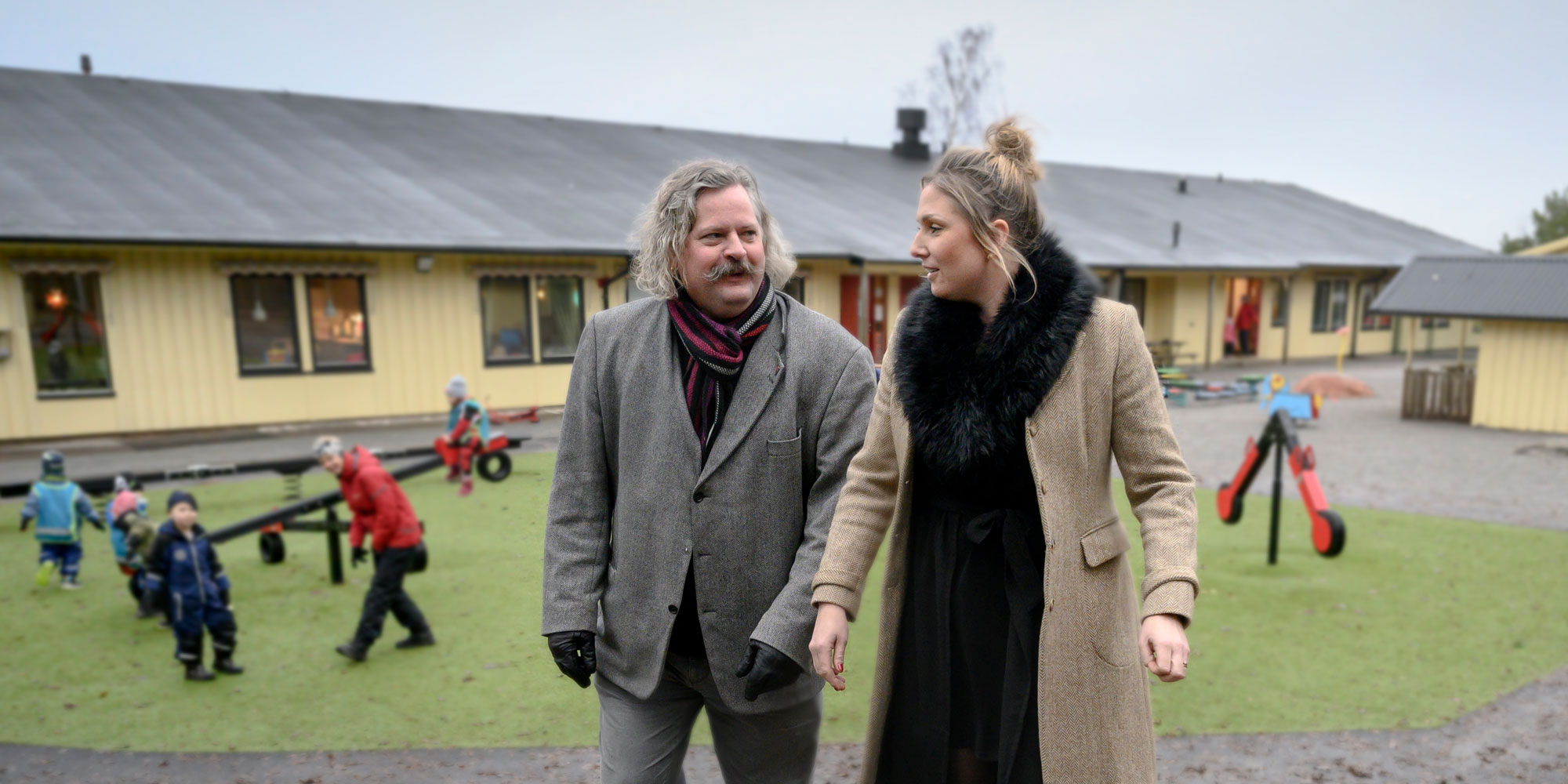 Stefan Nilsson och Filippa Körner på förskolans Bergshöjdens gård.