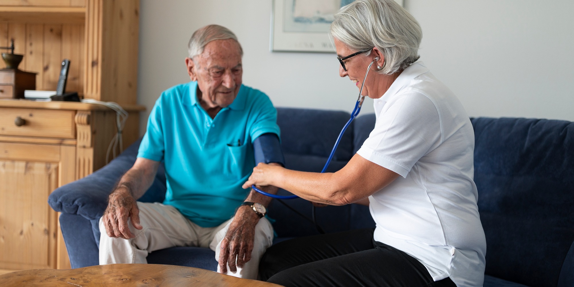 Vård sker allt oftare i patienters hem. Då finns det mycket att vinna på att samordna arbetet som rör vårdgivarens arbetsmiljö, med det som rör patientens säkerhet.