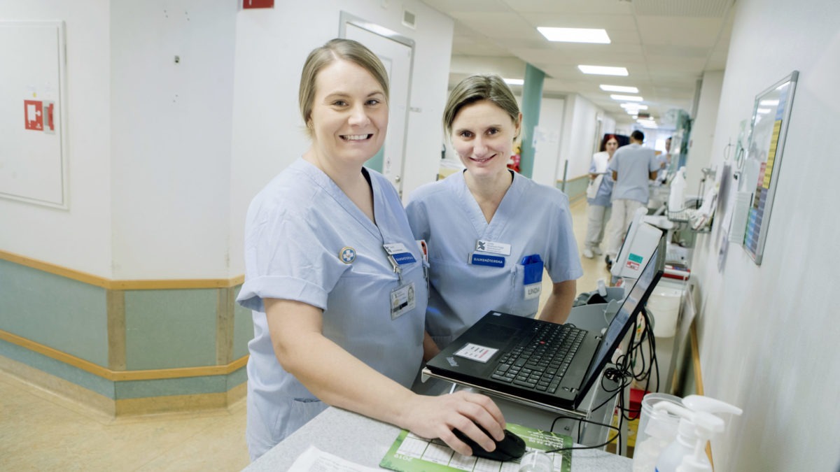 Sjuksköterskan och skyddsombudet Sara Hulén (tv) och vårdenhetschefen Linda Knutsson Fröjd, kirurgavdelningen på Hudiksvalls sjukhus.