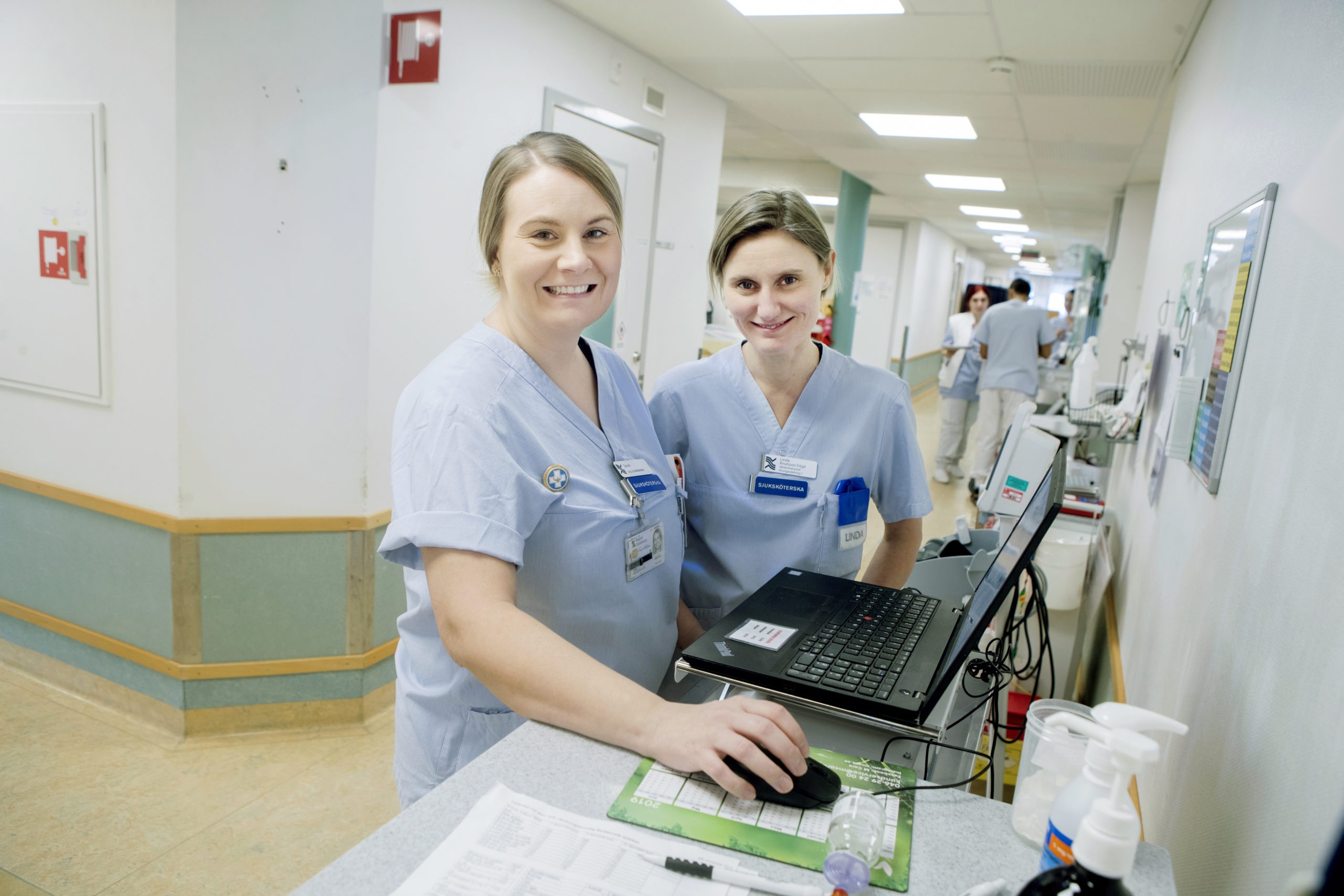 Sjuksköterskan och skyddsombudet Sara Hulén (tv) och vårdenhetschefen Linda Knutsson Fröjd, kirurgavdelningen på Hudiksvalls sjukhus.