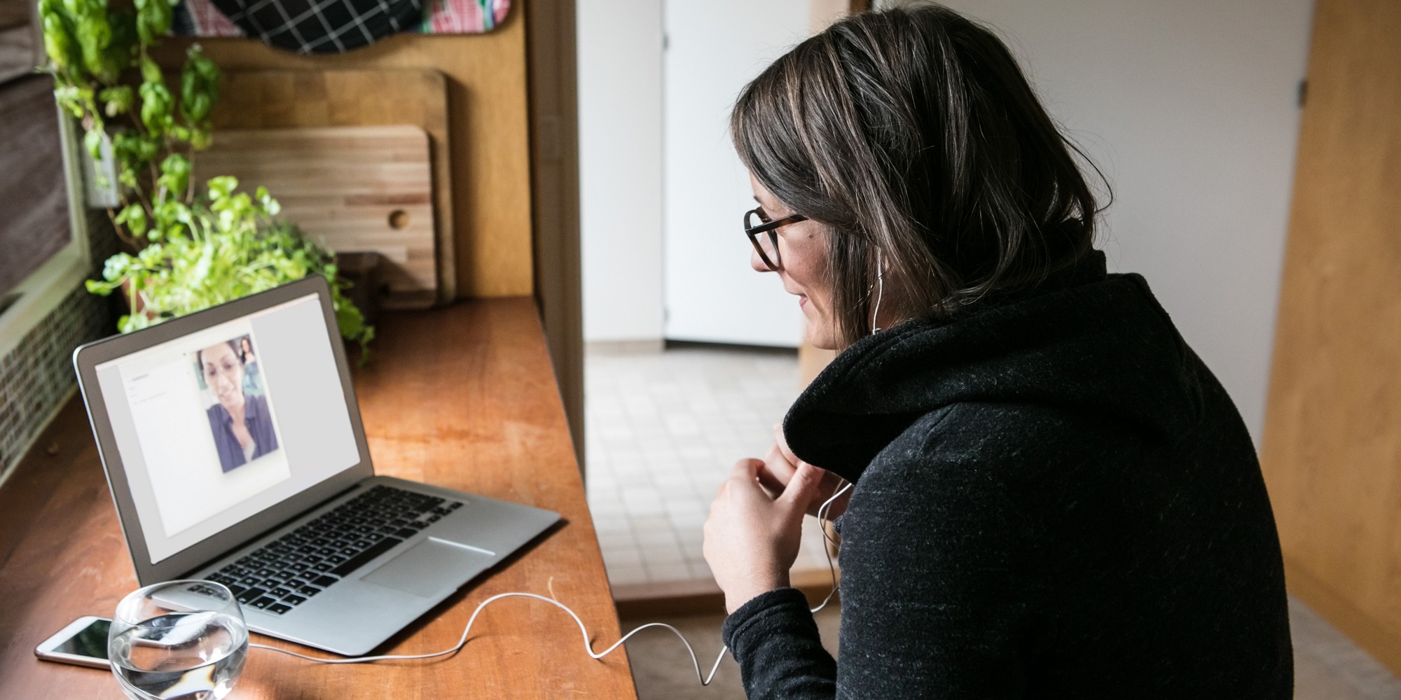 Kvinna har videomöte på laptop