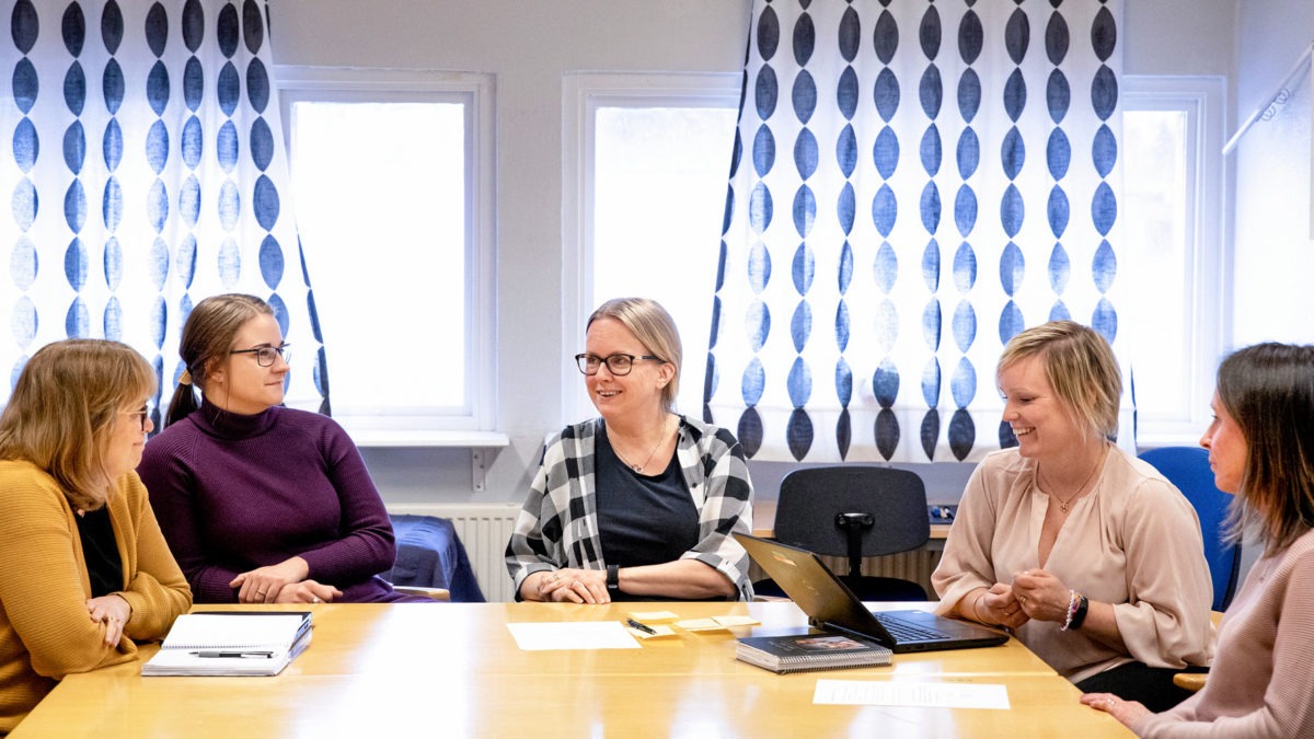 En grupp lärare sitter vid ett bord i klassrumsmiljö, och har arbetsplatsträff. Från vänster Maria Roos, Lotta Wilhelmsson, Laila Sandqvist, Camilla Odelberg, Anneli Palsson.