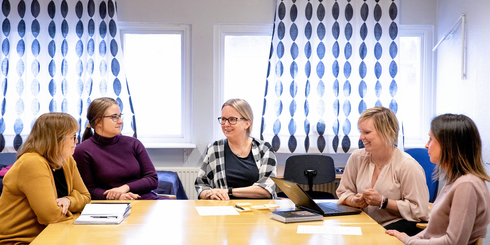 En grupp lärare sitter vid ett bord i klassrumsmiljö, och har arbetsplatsträff. Från vänster Maria Roos, Lotta Wilhelmsson, Laila Sandqvist, Camilla Odelberg, Anneli Palsson.