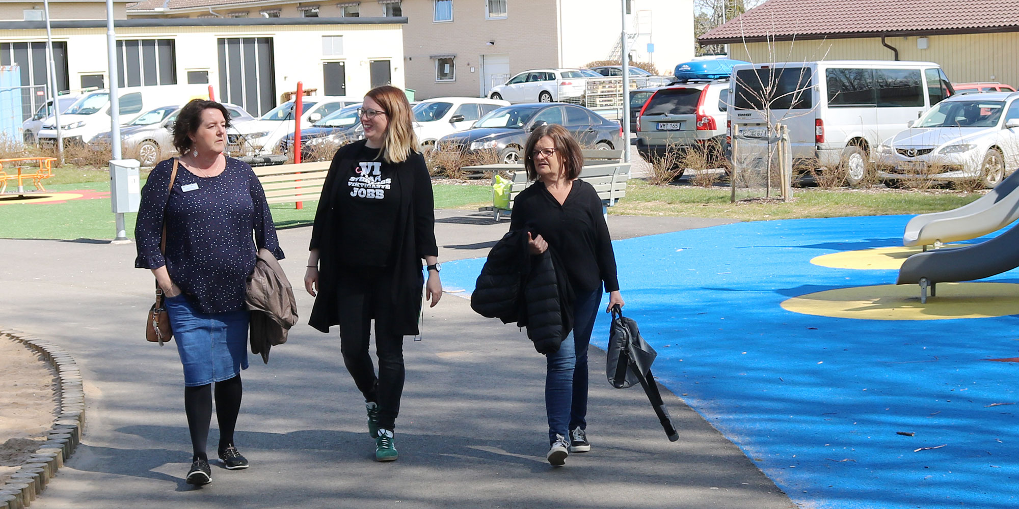 Madde Lind, Karin Rehnström och Ulla Lundberg på promenad.