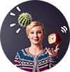 En kvinna jonglerar med en kaktus och en klocka.