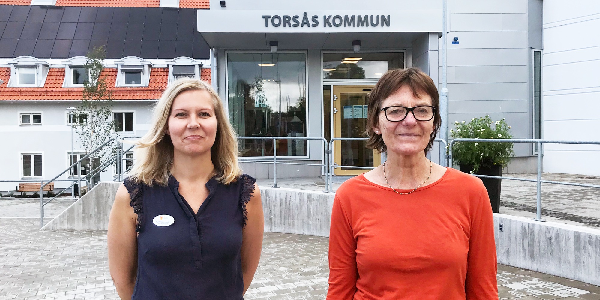 Mathilda Rainford, HR-specialist i Torsås, och Git Nilsson, rehabkoordinator vid hälsocentralen står framför kommunhuset i Torsås