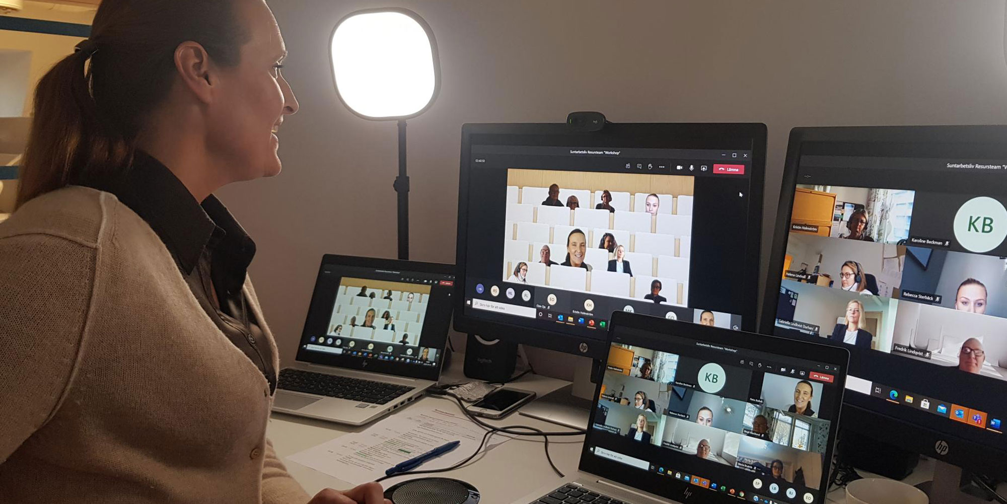 Suntarbetslivs verksamhetsutvecklare Petra Bollvik håller i ett digitalt möte på fyra skärmar.