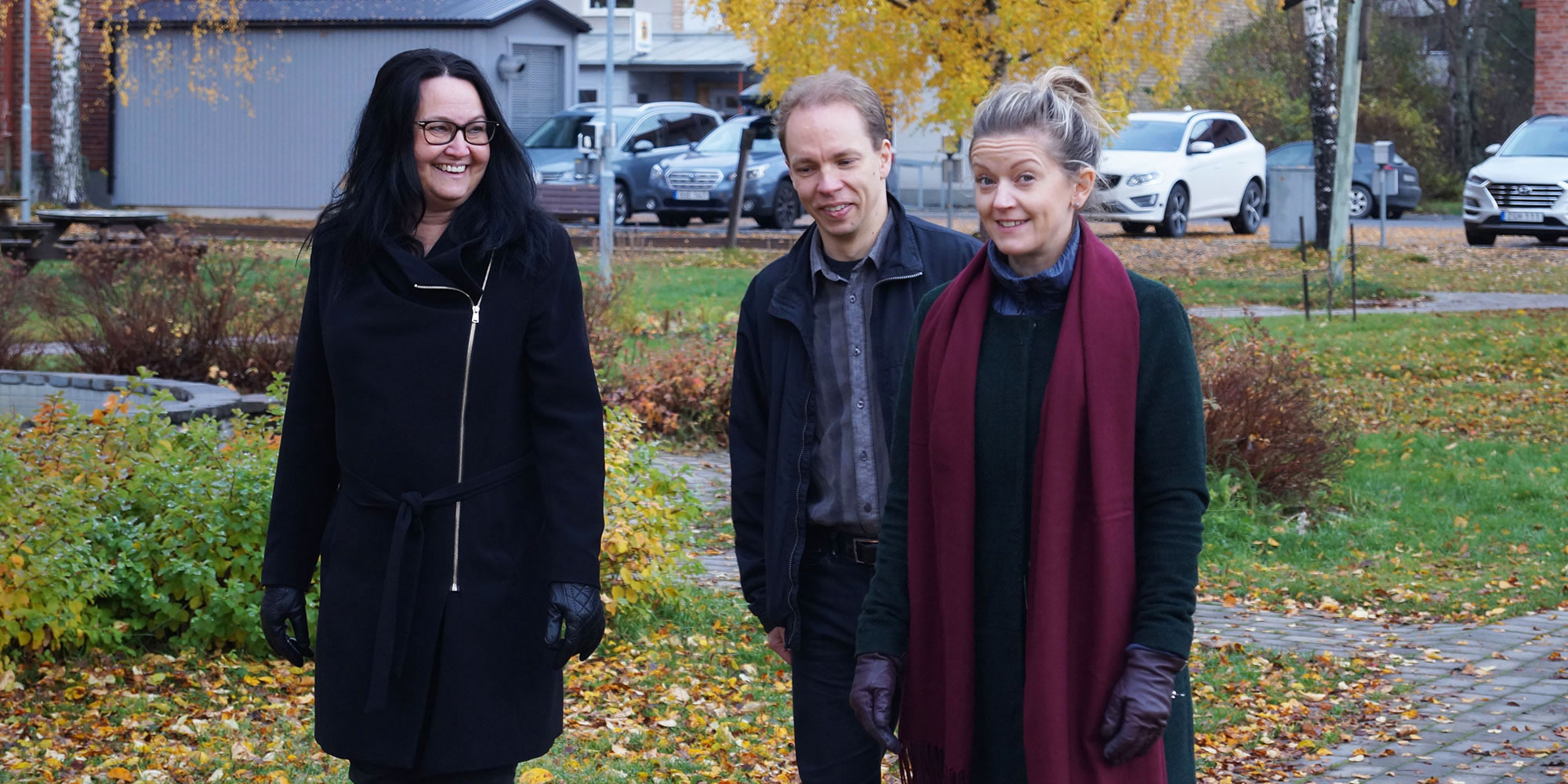 Kommundirektören Therese Berg på höstpromenad i sällskap med två personer.