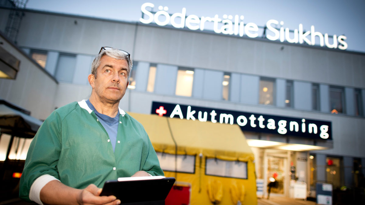Håkan Kalzén utanför entrén till Södertälje sjukhus akutmottagning