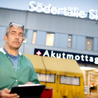 Håkan Kalzén utanför entrén till Södertälje sjukhus akutmottagning
