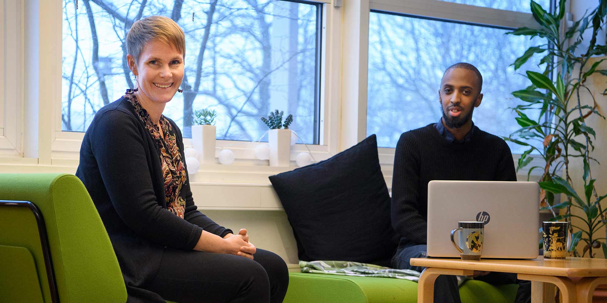 Hanna Bäck och Mohamed Sadik i varsin grön fåtölj.